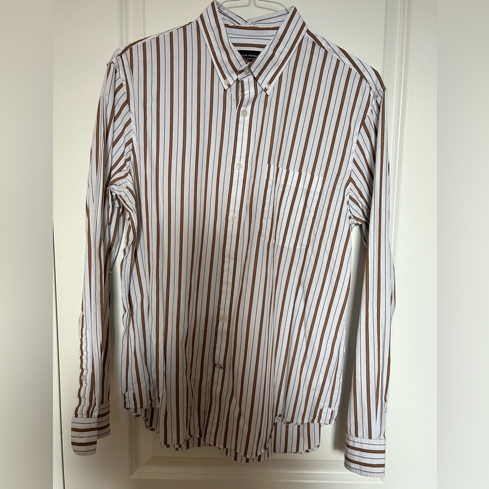 Club Monaco Slim Fit 100% cotton button down shirt. Dynamic Striping.